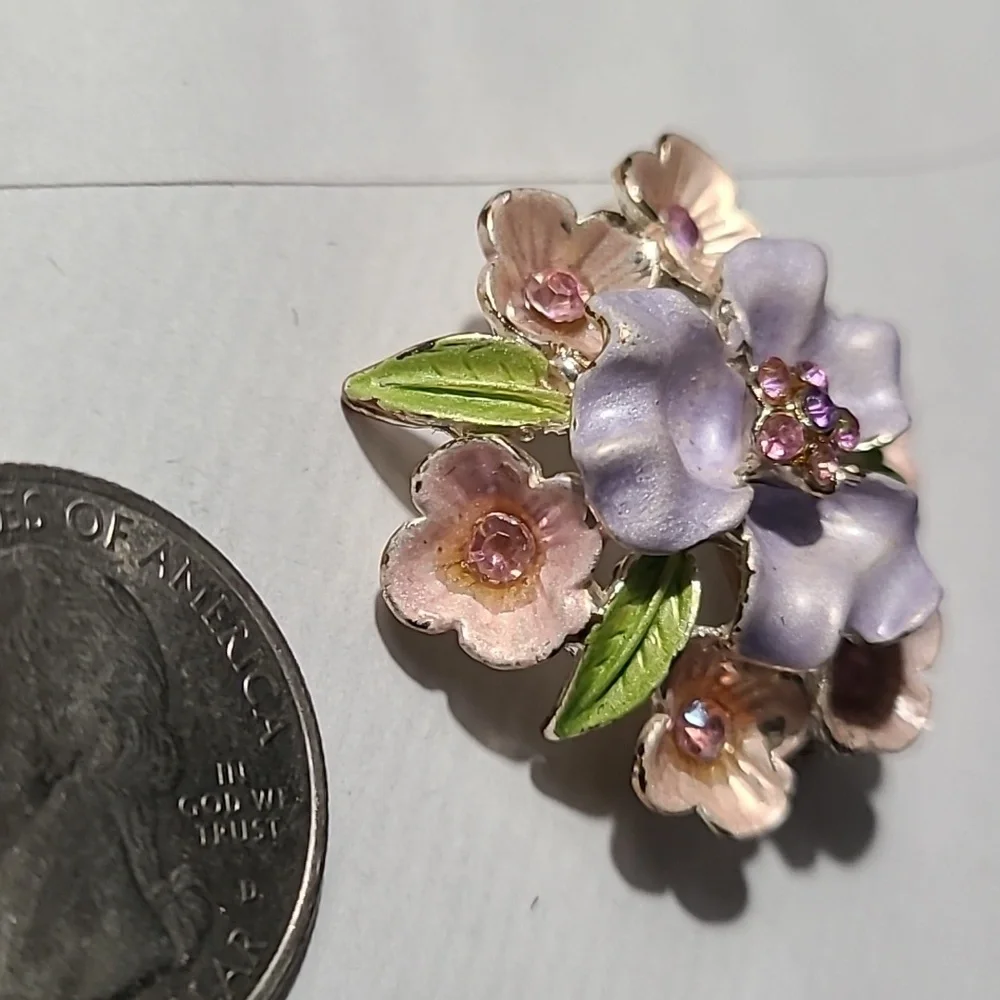 vintage Floral purple pink enamel flower brooch‎ with rhinestones & green leaves